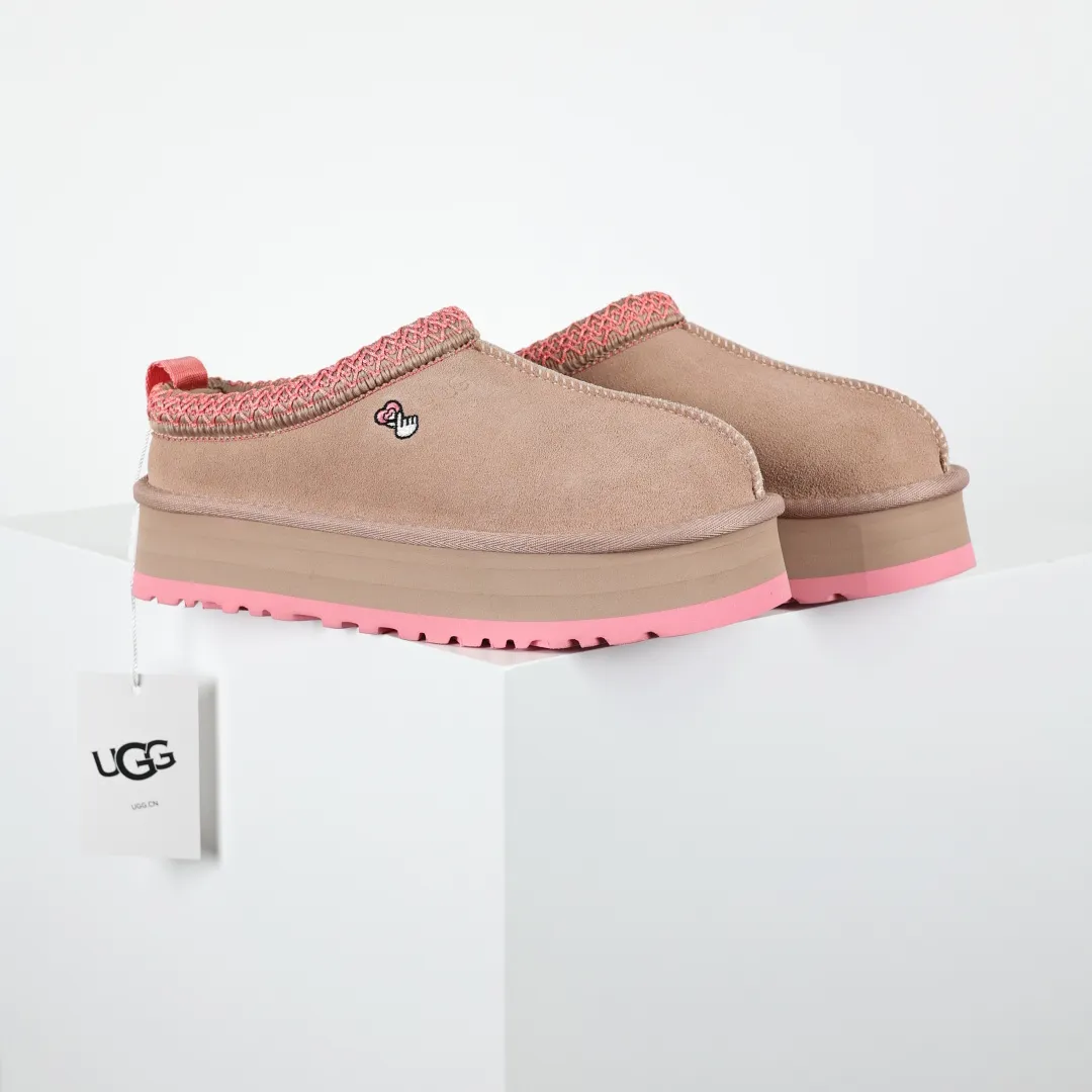 Copy price 💰560 Core recommendation of good price 5cm thick sole, independently developed original outsole, cashmere insole, keeping warm in winter, suitable for home use. In the new year, uug launched a style series, which is partially geared towards the preferences of young consumers. It has also moved to the forefront of fashion trends. Shoe body material, water-repellent coated suede upper, 17 mm UGGPURE™ implanted wool insole, lightweight non-slip and comfortable rubber outsole, with brand LOGO and trademark, with full package Size: 35 36 37 38 39 40